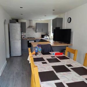 Appartement 4 Double Beds - Find This House On Abnb As Bookings Has It Issues à Halton Exterior photo