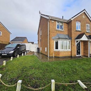 4 Bedroomed House Overlooking Park In Widnes Exterior photo