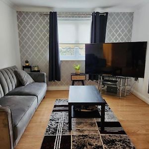 Spacious Ground Floor 2 Bedroom 2 Bathroom Flat In Hatfield Near Hertfordshire University Private Car Park Sleeps 5-6 Exterior photo