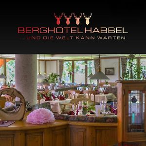 Berghotel Habbel Und Die Welt Kann Warten Cobbenrode Exterior photo