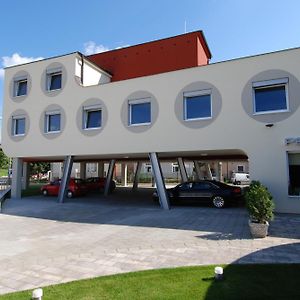 Hotel Penzion Royal à Trenčín Exterior photo