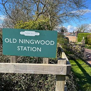 Bed and Breakfast Old Ningwood Station Bed & Breakfast, Ningwood, Isle Of Wight Po41 0Tg à Brook  Exterior photo