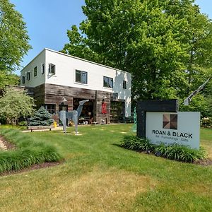 Villa Roan & Black - Dog Friendly - Above One Of The Best Contemporary Galleries In West Michigan à Saugatuck Exterior photo