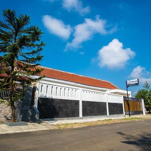 Ranya Homestay Purwokerto Exterior photo