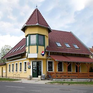 Hotel Alíz Vendégház à Bekescsaba Exterior photo