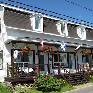 Gîte Aux Traditions Saint-Jean-des Piles Exterior photo