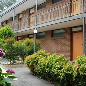 Red Cedars Motel Canberra Exterior photo