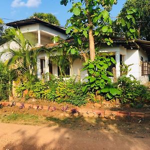 Villa Oneli Guest à Trincomalee Exterior photo
