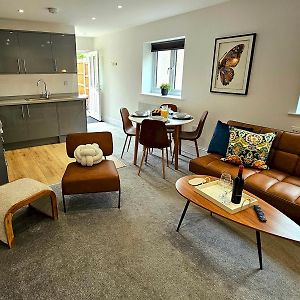 Appartement Pass The Keys Flat 3 - Stylish Modern Apt With Patio à Telford Exterior photo