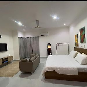 Appartement Stylish Studio In Accra Exterior photo