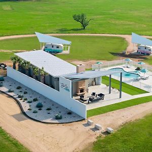 Blue Skies Retro Resort Pool-Fireplace Fredericksburg Exterior photo