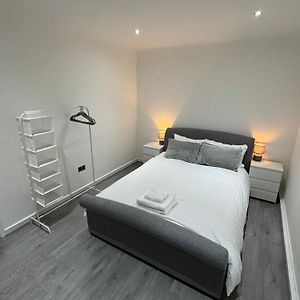 Luxury 2 Bed Apartment, Sleeps 6 With Sofa Bed, Close To Sale Tram Station Exterior photo