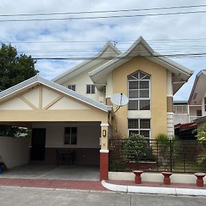 Villa Pumpkin Transient House à Pampanga Exterior photo