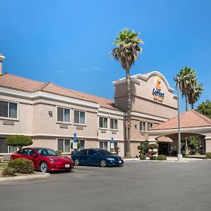 Comfort Suites Tulare Exterior photo