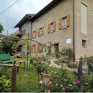 Hotel La Casa Di Lillia à Castelnovo ne' Monti Exterior photo