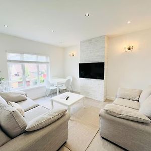 Bright & Airy - 2 Bed Apartment - 1 Minute To Enfield Lock Station! Exterior photo