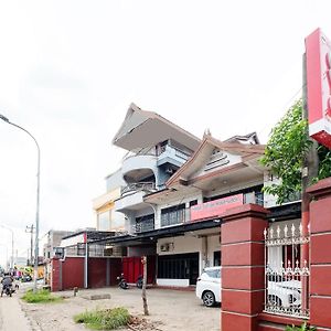 Oyo 2703 Hotel Transit 1 Makassar Exterior photo