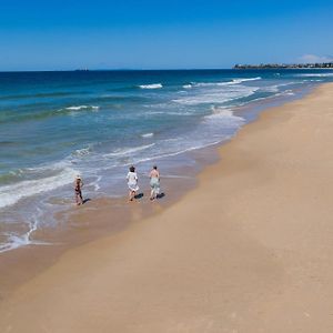 Villa Wurtulla Beachside Family Haven, Steps To The Sea & Pool à Kawana Waters Exterior photo