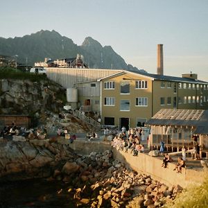 Hotel Trevarefabrikken à Henningsvær Exterior photo