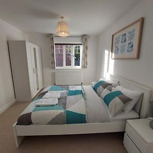 Villa Spacious 4 Bed House With Parking And Garden At Reading Exterior photo