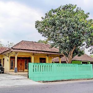 Spot On 93199 Bunda Family Homestay Syariah Yogyakarta Exterior photo