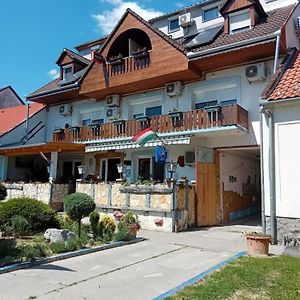 Bed and Breakfast Lenzl'S Panzio à Szigetvár Exterior photo