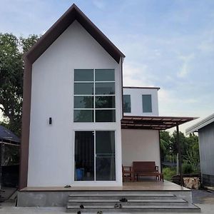 Hotel สวนชะลอม à Nonthaburi Exterior photo