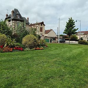 Appartement Studio Propre! Endroit Tres Calme Avec Jardin Public, A 5 Minutes Gare Mantes La Jolie Exterior photo