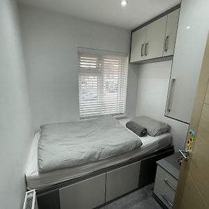 Cozy Single Bedroom Near Wembley Stadium Harrow Exterior photo