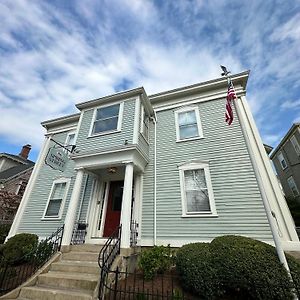 Entire Charming Victorian Home Downtown Tour de Newport Exterior photo