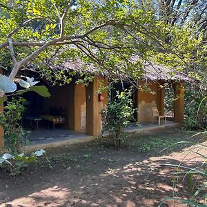 Villa Kamp Kamouflage Kānha Exterior photo