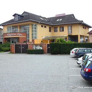 Hotel Penzion Lipa à Otrokovice Exterior photo