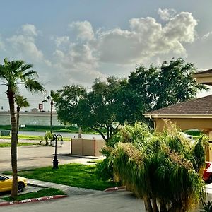 Texas Inn And Suites City Center At University Dr. Edinburg Exterior photo