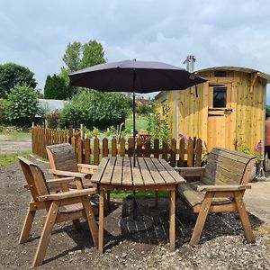 Hotel Poachers Keep, Shepherds Hut à Endon Exterior photo