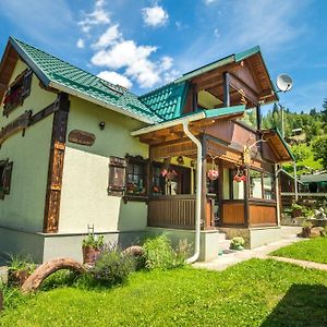 Villa Casa Rustik Bucovina à Fundu Moldovei Exterior photo