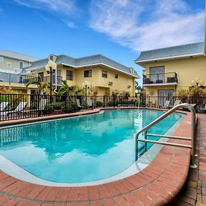 Villa Sunset Corner - Beach View & Heated Pool! à St. Pete Beach Exterior photo