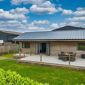 Villa Stunning Modern Cabin, Private Garden & Parking à Slapton  Exterior photo