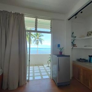 Appartement Absolute Beachfront Studio With Kitchen & Balcony à Balabag  Exterior photo