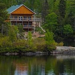 Hotel Auberge La Tanière à Tadoussac Exterior photo