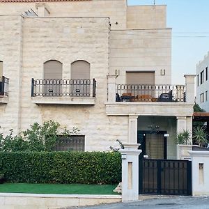 Luxurious 4 Bedroom Villa In Abdoun-Amman Exterior photo