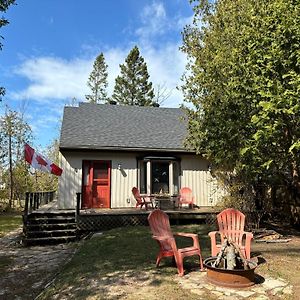 Villa Artistic Haven By The Beach à Wiarton Exterior photo