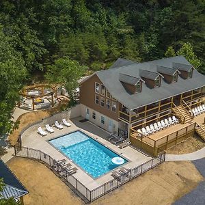 Villa 7Br Sleeps 34 Outdoor Pool Fire Pit Secluded Free Attraction Tickets à Pigeon Forge Exterior photo