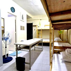 Luluys' 6-8 Person Room For Rent In Malate, Manille Exterior photo