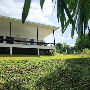 Villa Takraw Rim Kwae ตะคร้อริมแคว à Ban Pong Pat Exterior photo