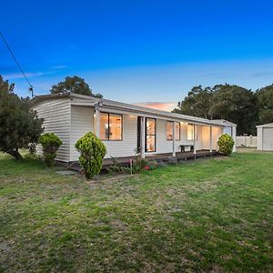 Villa Exclusive Boho Beach House On A Large Fenced Block à Loch Sport Exterior photo