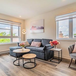 Appartement Modern 3Br Escape With 2 Free Parking Spots à Longueuil Exterior photo