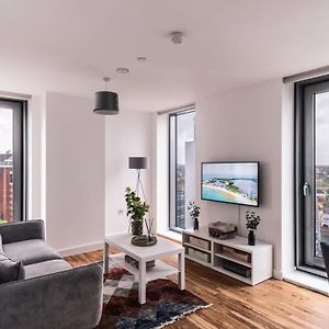 2 Bed Apartment In Media City Stunning Views Manchester Exterior photo