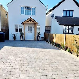 Villa Detached House Work Holiday Relax Private Parking Nature 10Miles Away From Heathrow Airport à Addlestone Exterior photo