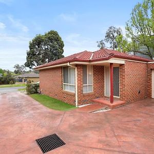 Villa Perfectly Located Townhouse In Heart Of Ringwood Exterior photo