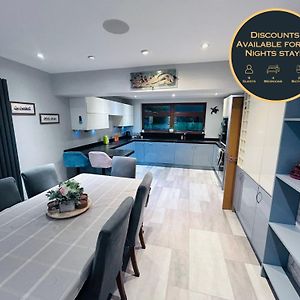 Carden Hill House - 4 Bedrooms - Sleeps 9 - Free Parking - Games Room - Ideal For Contractors, Families And Large Groups Hove Exterior photo